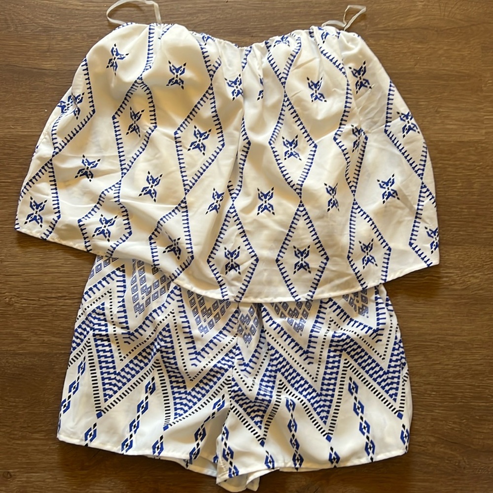 Strapless romper 
Flowy - white and blue